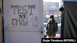 Qendra për testim për koronavirus në Institutin Kombëtar të Shëndetësisë Publike. 
