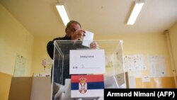 Një qytetar serb duke votuar në zgjedhjet e Serbisë të oraganizuara në Kosovë.