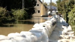 Ungaria: Dunărea se revarsă și străpunge barierele din saci de nisip