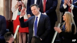 Unul din membrii cei mai fotografiați ai publicului, la discursul lui Trump, a fost Elon Musk, care conduce în administrația sa un departament de eficientizare a guvernării. (DOGE)