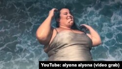 У жовтні 2018 року Alyona Alyona презентувала свій дебютний кліп на пісню «Рибки». Наразі кількість переглядів відео на YouTube сягнула майже двох мільйонів