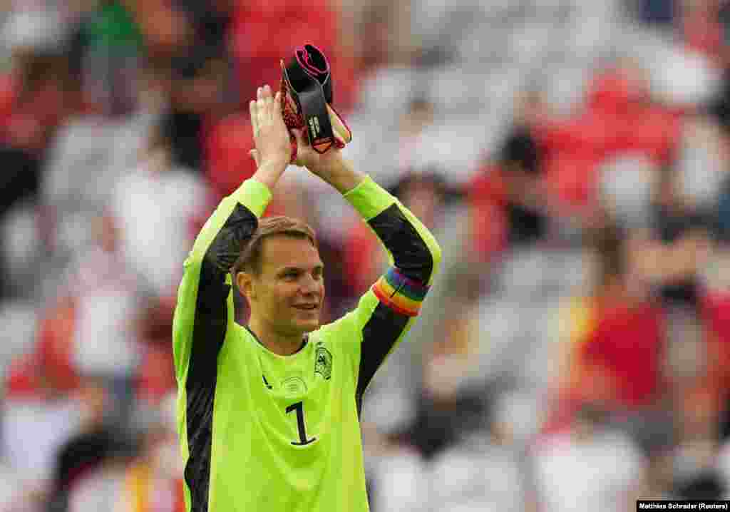 Az UEFA úgy döntött, nem bünteti meg Manuel Neuert, a német válogatott kapusát, amiért szivárványszínű karszalagot viselt a szombati, Portugália elleni mérkőzésen. A szövetség azzal indokolta döntését, hogy a szalag &bdquo;a sokszínűséget, így jó ügyet képvisel&rdquo;, és nem politikai szimbólum, amelynek viselését az UEFA tiltja.