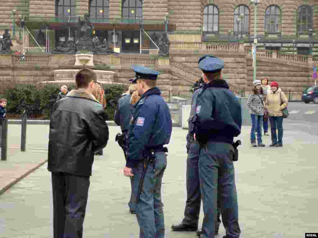 Полиция қызметкерлері босқын қазақтардың кейбірінің жеке құжаттарын мұқият тексерді - Чех полицейлері қазақ босқындарының наразылық акциясын соңына дейін қарап тұрды.