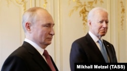 Архива - Рускиот претседател Владимир Путин и американскиот претседател Џо Бајден на средба пред самитот САД-Русија во Женева. 16 јуни 2021 година.