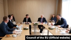Fotografi e realizuar gjatë një rundi të dialogut Kosovë-Serbi që ndërmjetësohet nga Bashkimi Evropian. 
