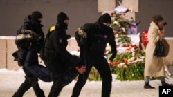 На 16 февруари, во Санкт Петербург, полицијата приведе маж кој положи цвеќе за Алексеј Навални на Споменикот на жртвите на политичката репресија