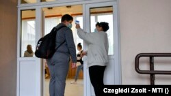 Az általános iskolákat és az óvodákat nem érintik a korlátozások. 