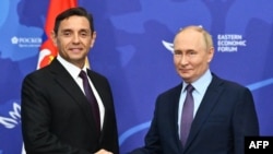 Српскиот Вицепремиер Александар Вулин и рускиот претседател Владимир Путин при нивната последна средба на маргините на форумот во Владивосток во септември годинава