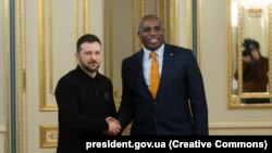Претседателот на Украина Володимир Зеленски и британскиот министер за надворешни работи Дејвид Лами.