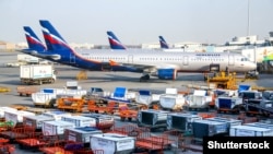 Letovi su također obustavljeni na moskovskom aerodromu Šeremetjevo, zbog izvještaja da su ukrajinski dronovi prelijetali to područje.