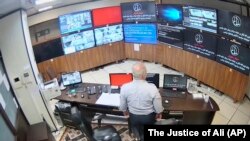A teheráni Evin börtön egyik őre nézi a térfigyelő kamerák képeit, őt pedig a hacktivisták nézik
