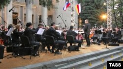 Valeri Gergiev dirijînd Orchestra Teatrului Mariinski la concertul de propagandă de la Tsinvali (21 august 2008)