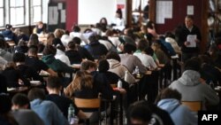 U međunarodnom testiranju učestvuju 15-godišnjaci. Sa testiranja u Parizu mart, 2023.