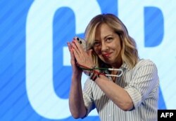 Pe rețelele de socializare, italienii au început să posteze imagini false cu Giorgi Meloni la biroul prezentatorilor RAI, sugerând că ar vrea atât de mult să preia controlul televiziunii încât ar fi în stare să prezinte ea însăși știrile.