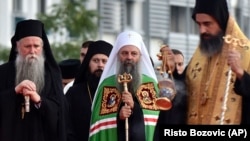 Митрополитот Јоаникиј (лево) и патријархот Порфириј (центар)