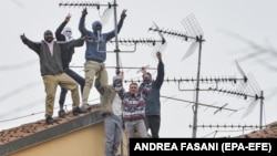 Deținuți pe acoperișul închisorii San Vittore din Milano.