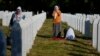 Gratë luten në Qendrën Përkujtimore për viktimat e gjenocidit në Srebrenicë, në Potoçari, Bosnje, të premten, më 11 korrik 2025.
