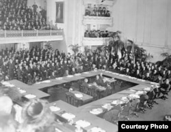 Sala de ședințe a Conferinței (Foto: I. Țurcanu, M. Papuc, Basarabia în actul Marii Uniri de la 1918)