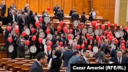 Parlamentarii opoziției au venit cu baloane și mesaje împotriva guvernului Marcel Ciolacu.