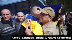 Një i burgosur lufte ukrainas përqafohet pasi u lirua gjatë një shkëmbimi të të burgosurve me Rusinë, i cili u zhvillua në kufirin e Ukrainës me Bjellorusinë më 23 maj.