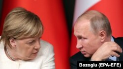 Архивска фотографија - Ангела Меркел и Владимир Путин