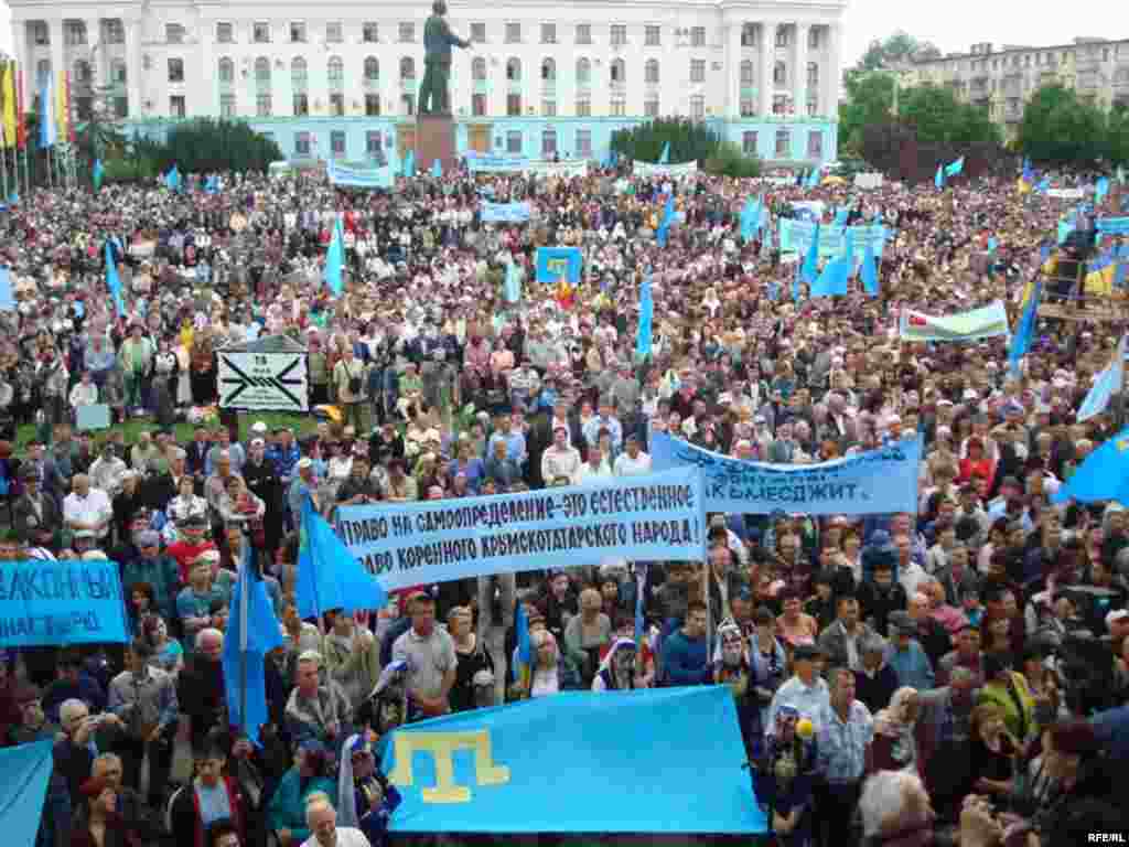 Рік 2010-й, Сімферополь, площа Леніна. Якби українська влада більше дослухалася до вимог кримських татар і, зокрема, пішла б по шляху створення кримськотатарської національної автономії – анексії могло б і не статися. 