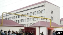 Грозный -- Атайын күчтөр чечен парламенти алдында.