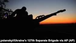 Українські військові готуються відбивати повітряний напад РФ, фото ілюстративне