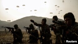 Soldați participă la o demonstrație în timpul instruirii unităților de luptă aeriene și amfibii ale Armatei Populare Coreene. (fotografie de arhivă)