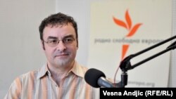 Članovi SNS-a će glasati za čoveka koga se plaše, ali od koga interesno zavise: Jovo Bakić