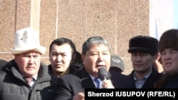 Экс-мэр Мелис Мырзакматов тарапкерлеринин алдында, Ош, 15-январь, 2014.
