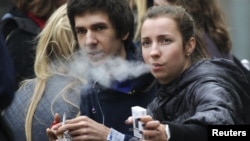 Чылым чегип жаткан студенттер. Москва, 16-октябрь 2012