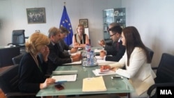Еврокoмесарот Јоханес Хан му го предаде извештајот на Прибе на вицепремиерот Бесими.