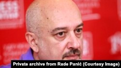 Sistem popušta, zdravstveni radnici su krajnje iscrpljeni. Zvanično je preko 2.500 obolelih zdravstvenih radnika u Srbiji. Međutim, svaku cifru koju zvanično saopšte morate pomnožiti bar sa dva - a u jednom trenutku je broj novoobolelih trebalo pomnožiti i sa pet - da biste znali pravo stanje, kaže Rade Panić.