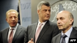 Kryeministri Hashim Thaçi (në mes), Isa Mustafa(djathtas) dhe Behxhet Pacolli (majtas)