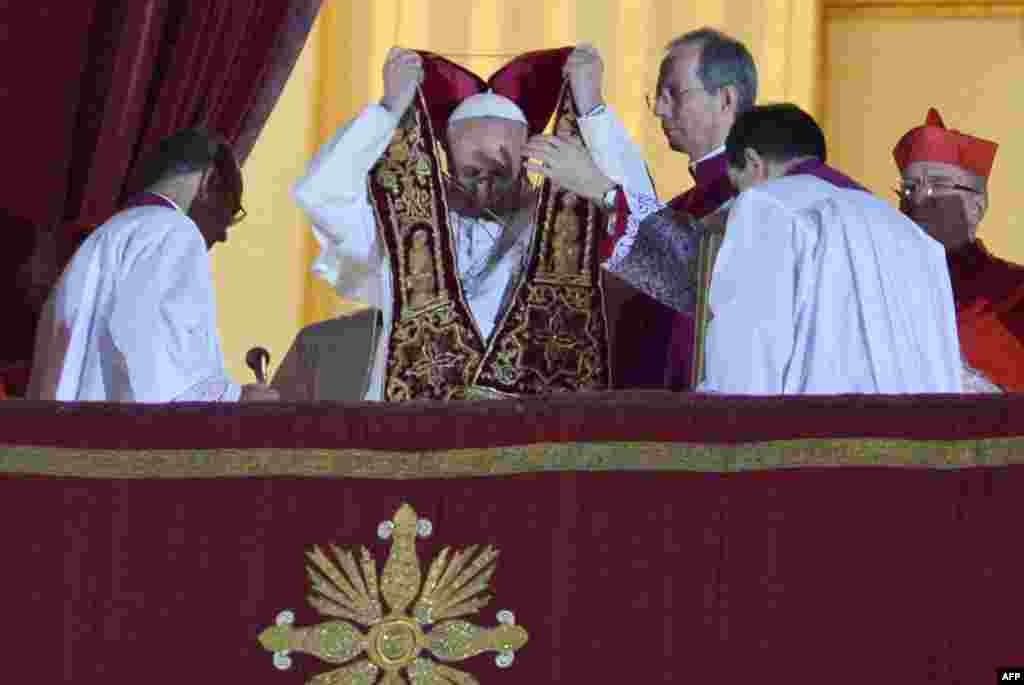 Cel de al 266-lea Suveran Pontif, Francisc, apare în balconul Bazilicii Sf. Petru, după conclavul papal.