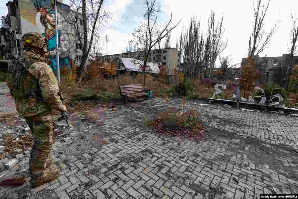 Украински војник во Авдијивка стои во близина на оштетената челична плоча со напис &bdquo;Ја сакам Авдијивка&ldquo; во ноември 2023 година, кога фоторепортерот на РСЕ, Серхиј Нужненко, го посети за последен пат пред окупацијата на градот. Руската армија ја зазеде Авдијивка во февруари 2024 година, а последната фаза од битката траеше повеќе од пет месеци.