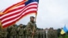 Soldați ai armatelor americane și ucrainene participă la ceremonia de deschidere a exercițiului militar „RAPID TRIDENT 2021” la Centrul Internațional de Menținere a Păcii din Ucraina, lângă Yavoriv, ​​regiunea Lvov, 20 septembrie 2021.