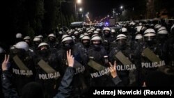 A rendőrség elállja a Jarosław Kaczyński lengyel kormányfőhelyettes házához vezető utat a tüntetők előtt akik az abortusztörvény további korlátozása ellen tiltakoztak Varsóban 2020. október 23-án.