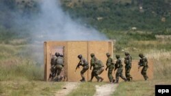 Канадські інфструктори та українські військові на полігоні в Яворові, Львівська область, Україна, 12 липня 2016 року