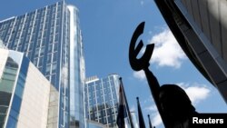 Скулптура със символа на еврото е пред Европейския парламент в Брюксел, Белгия. Снимката е архивна