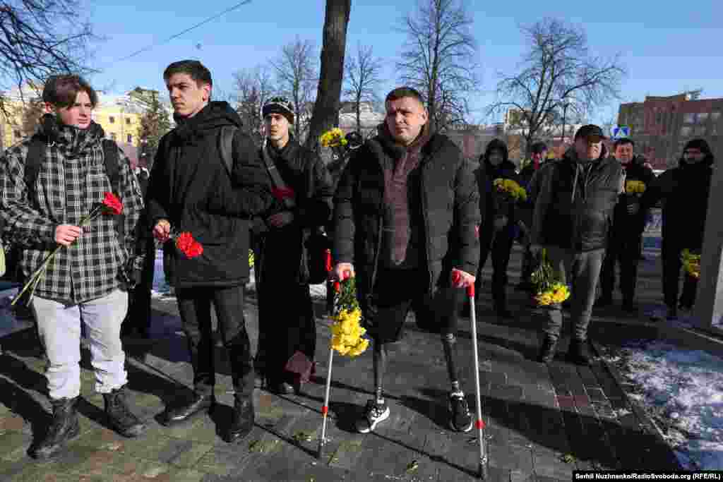 2014-жылдагы Евромайданды эскерүүгө келаткан тургундар. 20-февраль, 2025-жыл.&nbsp;&nbsp; 2013-2014-жылдардагы элдик нааразылыктын аркасында Москванын көзүн караган украин президент Виктор Янукович бийликтен куулган. Орусия Крым жарым аралын аннексиялап алып, Донбасс аймагында жаңжал башталган. 2022-жылы 24-февралда Орусия Украинага ар тараптан басып кирип, согуш баштаган.&nbsp;