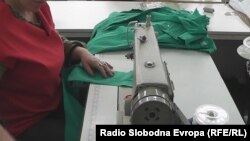Архивска фотографија- работничка во текстилна фабрика 