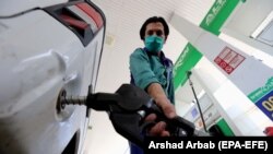 Temerile că Rusia ar putea invada Ucraina au dus la creșterea prețului barilului de petrol la aproape 100 de dolari.