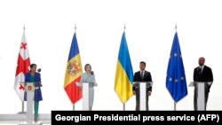 Az EU-ba vágyó A3-ak: Szalome Zurabisvili georgiai, Maia Sandu moldovai és Volodimir Zelenszkij ukrán elnök, Charles Michelnek, az Európai Tanács elnökének társaságában a georgiai Batumi üdülővárosban 2020. július 20-án.