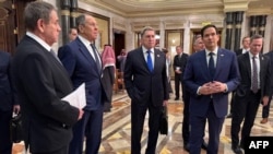 Secretarul de stat american, Marco Rubio, și ministrul rus de Externe, Serghei Lavrov, la discuțiile de la Palatul Diriyah, din Riad, din 18 februarie 2025. Între ei, consilierul prezidențial rus, Iuri Ușakov.