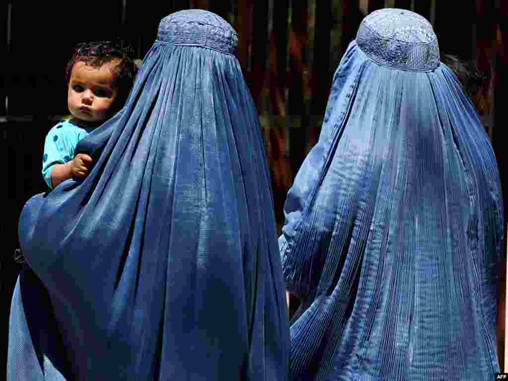 Afganistan - Jutarnja šetnja - Žene u Burqa odjeći na jutarnoj šetnji u glavnom gradu Afganistana, Kabulu.