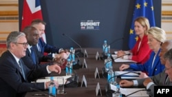 Kryeministri i Britanisë së Madhe, Keir Starmer, me krerët e Bashkimit Evropian, në Londër, 19 maj 2025.