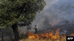 Vatrat e zjarrit janë aktive tash e tri ditë në fushën ku grumbullohen mbeturinat e qytetit të Vlorës, Shqipëri. (Fotografi nga arkivi)