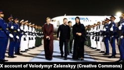 Președintele ucrainean și soția sa, Olena, întâmpinați la aterizarea în Emiratele Arabe Unite de Reem Al Hashimi, ministra de stat pentru Relații Internaționale, 16 februarie 2025